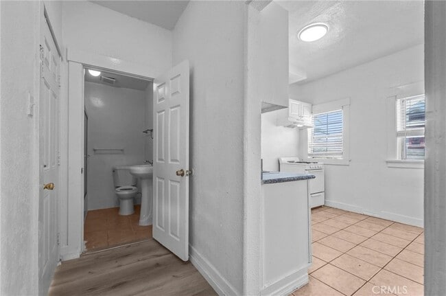 Building Photo - 166 E 36th Pl