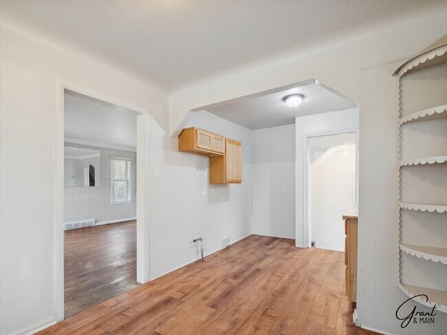 Building Photo - 3 bedroom  1.5 bath bungalow - $1200