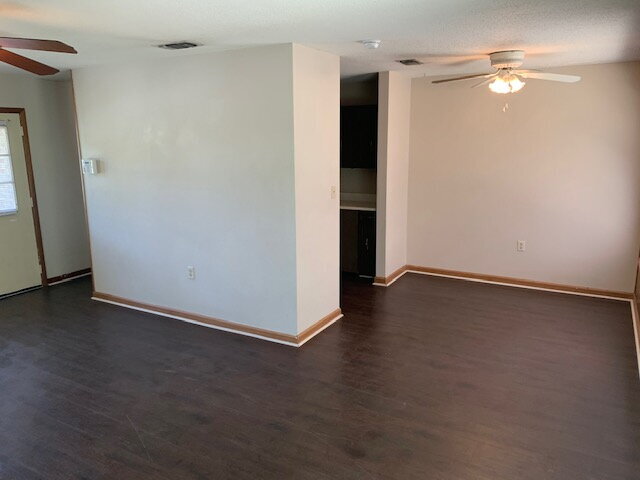 Building Photo - "Charming 3-Bed Oasis with 2 Baths in Ft W...