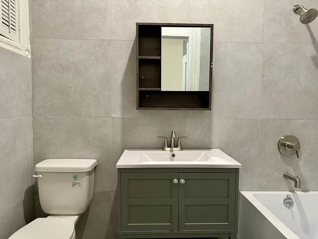 Building Photo - 652 Leonard St