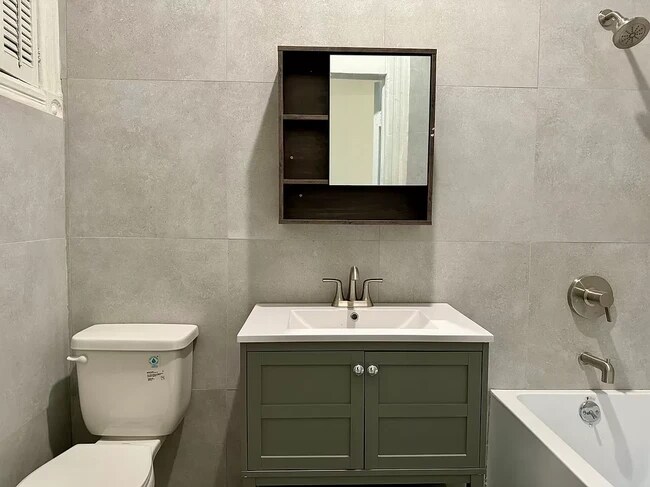 Building Photo - 652 Leonard St