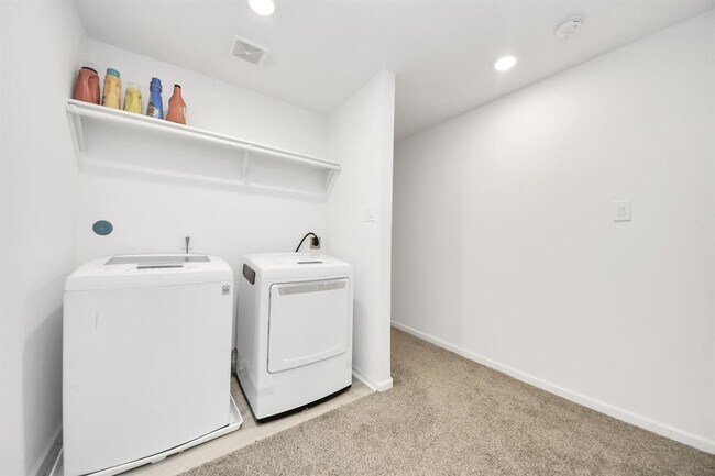 Building Photo - 4613 Ireland St