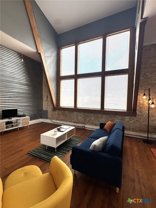 Building Photo - 103 W Walnut St