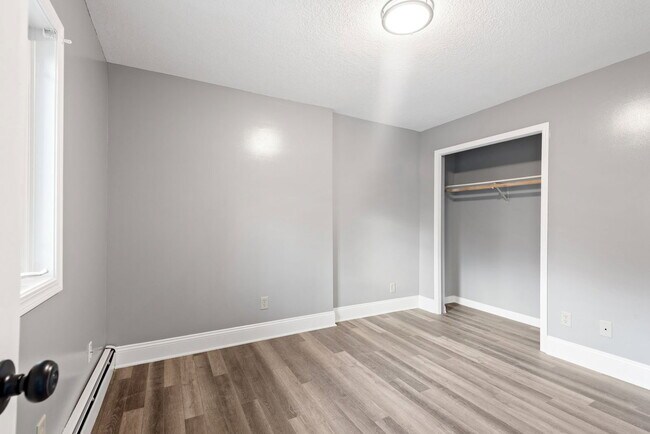 Building Photo - 2407 Buchanan St NE