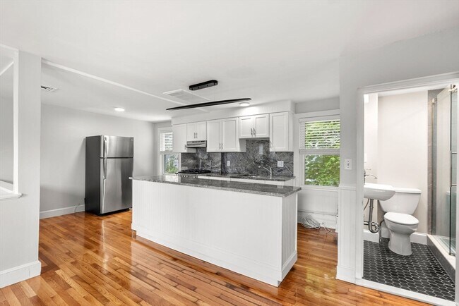 Building Photo - 6 Blaney St