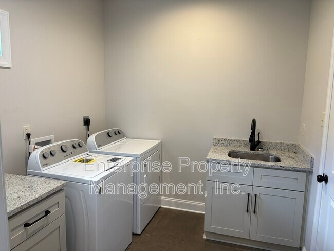 Building Photo - 239 McLaughlin Dr