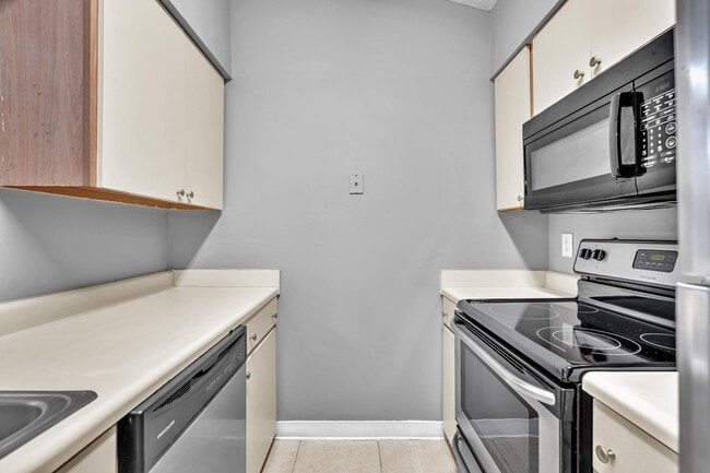 Building Photo - 2850 N Oakland Forest Dr