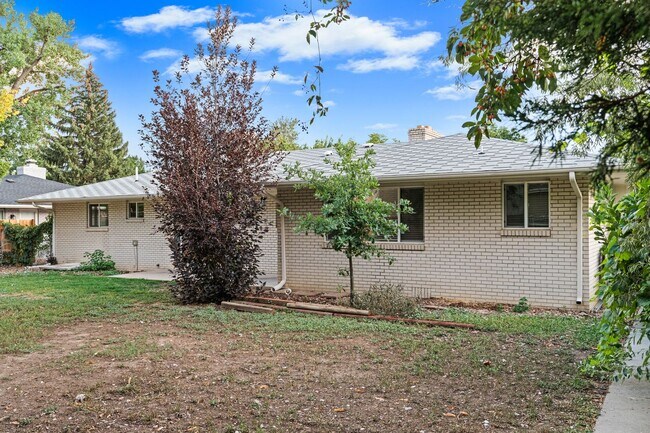 Building Photo - Charming and Renovated 4 Bedroom 2 Bathroo...