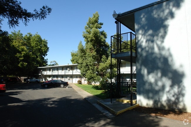 Primary Photo - Lincoln Apartments
