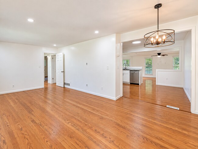 Building Photo - 2579 Bonnybrook Dr SW