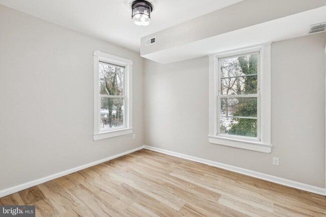 Building Photo - 11 Lexington Ave