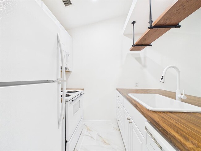 Building Photo - 1305 Hollow Creek Dr