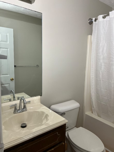 Building Photo - 2144 Hunter Ct