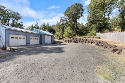 Building Photo - Spacious home with outbuilding