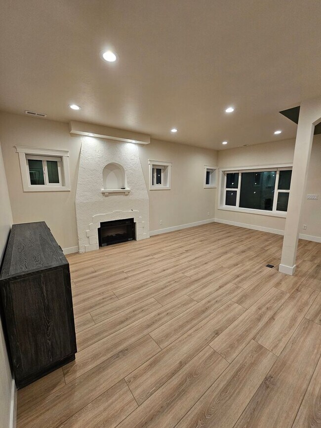 Building Photo - Crapo's 156 Duplex