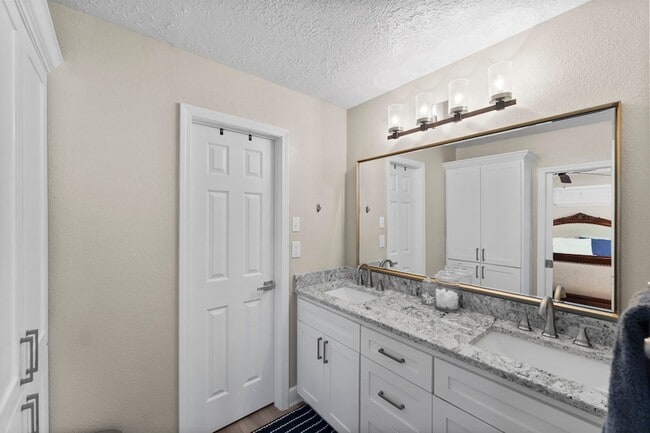 Building Photo - 28814 Holly Hill Dr