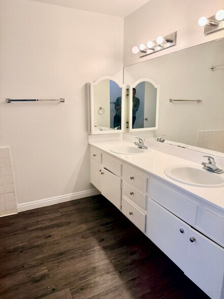 Building Photo - 17440 Burbank Blvd