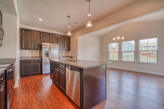 Building Photo - Beautiful 3 bedroom 2.5 bathroom ready for you to call home!