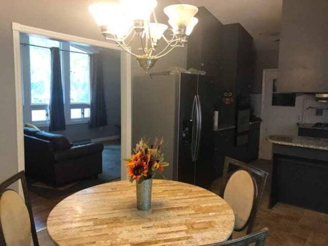 Building Photo - 471 Beverly St