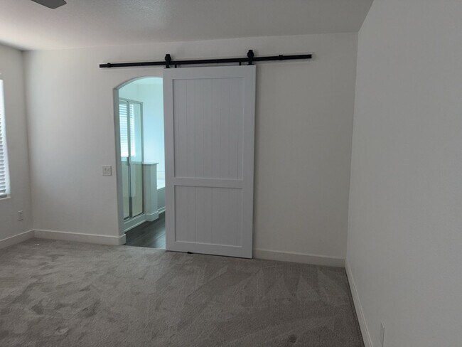 Building Photo - Beautifully updated 4 bedroom plus loft, 2...