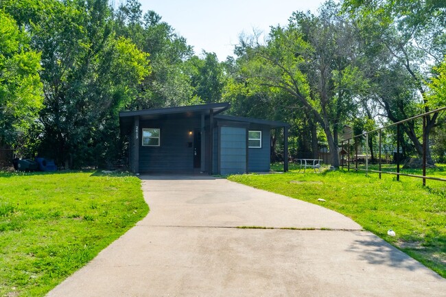 Building Photo - Unique Tulsa Home Available Now! 3 bedroom...