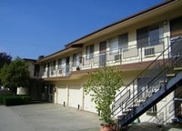 Front of Building - Green Oaks Apartments, LLC.