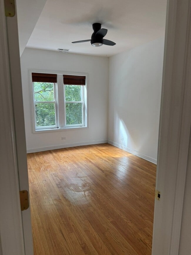 Building Photo - 4845 N Wolcott Ave