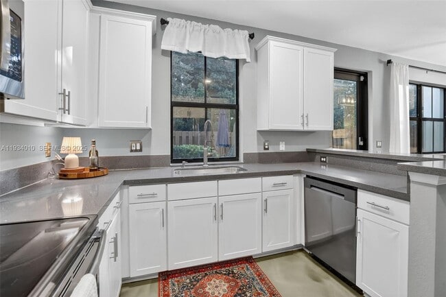 Building Photo - 12140 Village Pl