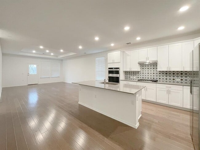 Building Photo - 6825 Ellsworth Walk