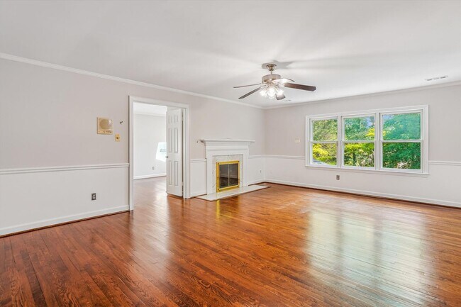 Building Photo - Magnificent 5 Bedroom, 4.5 Bathroom Bethes...