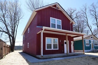 Building Photo - 3 Bedroom Downstairs Unit Near Eastside Duplex!