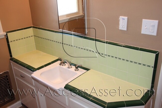 Building Photo - Charming 1 Bed/1 Bath Bottom Unit In The H...