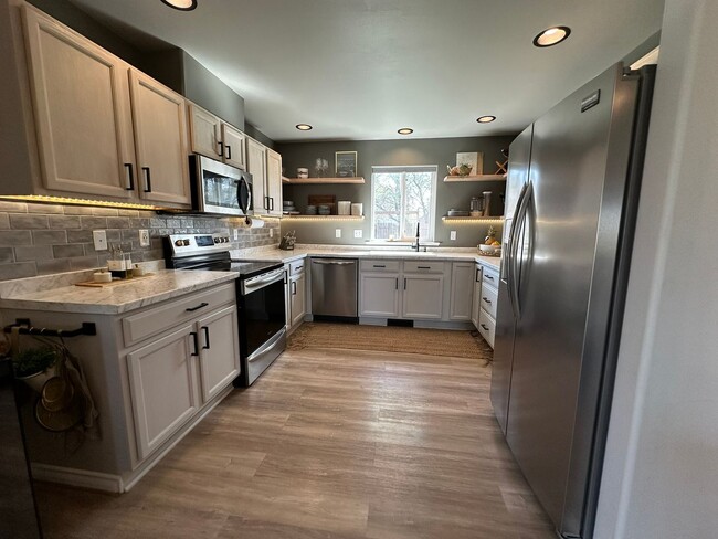 Building Photo - Beautiful 3/2 Home With Backyard Oasis!
