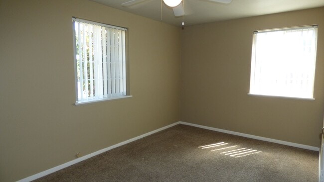 Building Photo - 2 bedroom 1 bathroom Home