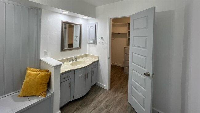 Building Photo - 12510 Maple Ridge Rd