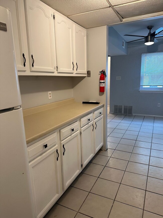 Building Photo - Great Berkshire Estates Condo HEAT INCLUDED