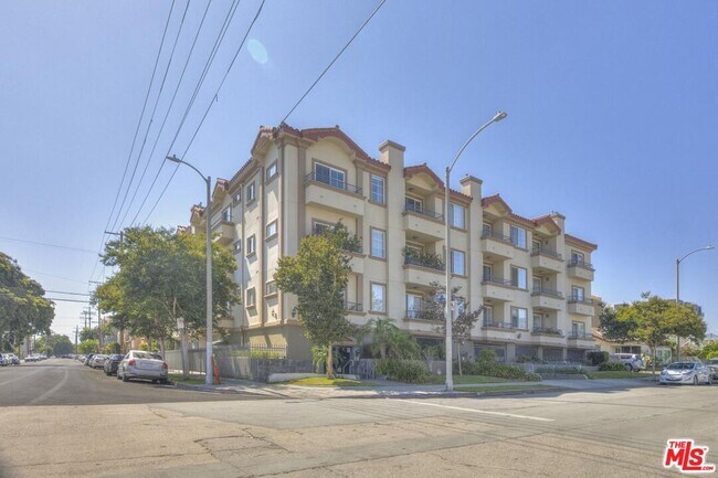 Building Photo - 601 Serrano Ave