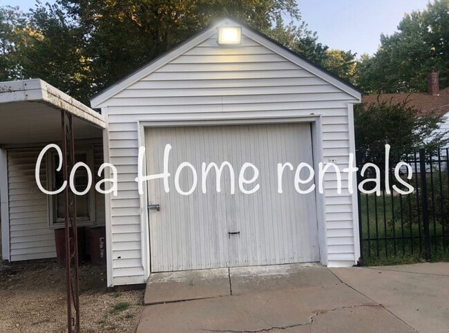 Building Photo - Remodeled East Side Home