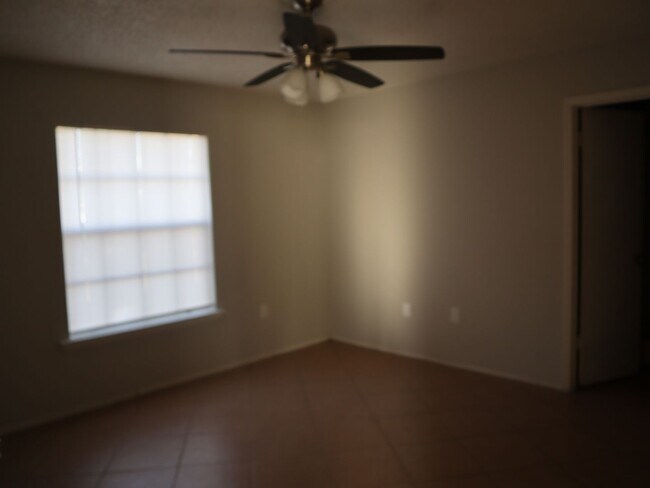 Building Photo - Move in condition 3 Bedrooms 2 Bath Carole Arcaro 386-216-4900 Deltona Lakes Realty
