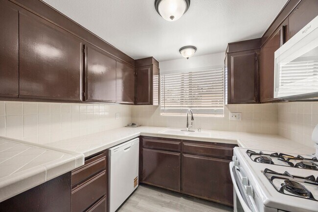 Building Photo - Spacious 2 Bedroom 2 Bathroom 3 Story Cond...