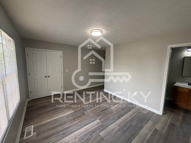 Building Photo - Newly Renovated 3-Bed, 1.5-Bath Townhome with Garage!