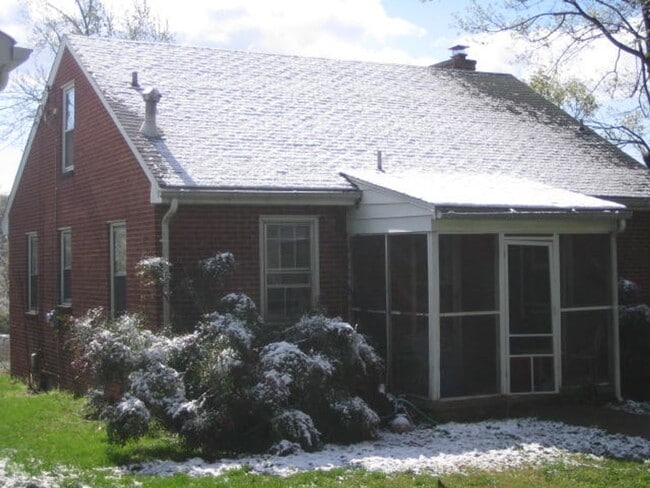 Building Photo - Charming 2 Bedroom House Downtown