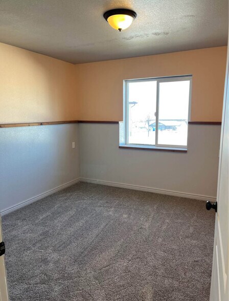 Building Photo - 335 Chokecherry Cir