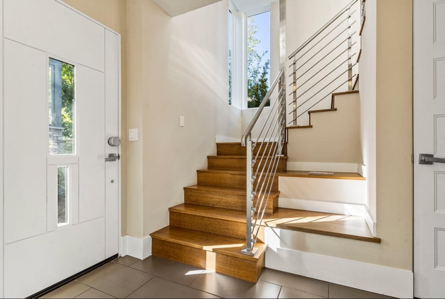 Building Photo - 13 Year "Young" 3 Bed, 3 Bath Contemporary Home- Steps to University Ave!