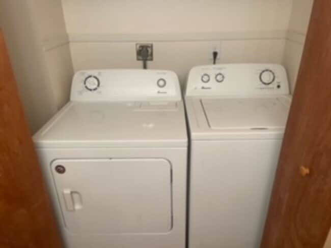 Building Photo - Comfortable 2 Bedroom, 1 Bathroom Lower-Level 4-Plex Unit