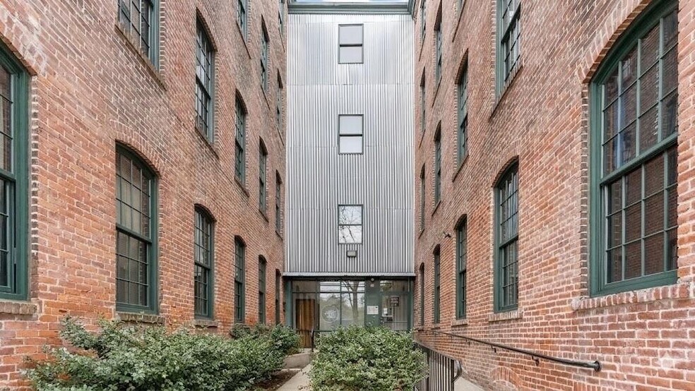 Building Photo - 407 Pine St