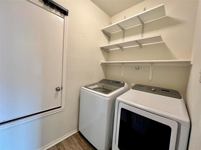 Building Photo - 220 Pepperbark Loop