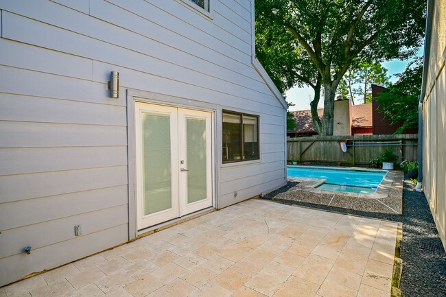 Building Photo - 12800 Briar Forest Dr