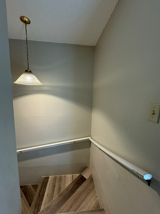 Building Photo - 2413 Mission Hill Dr