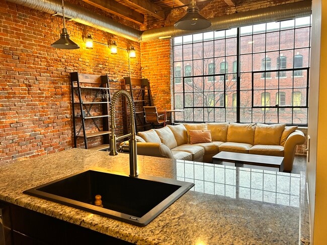 Building Photo - 570 S Front St